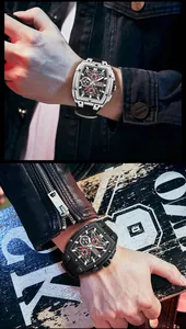 Reloj de exterior tonneau Mini Focus con esfera de esqueleto en capas y correa negra.