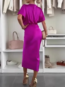 Elegante abito midi in raso magenta con scollo a V e maniche corte per stile estivo