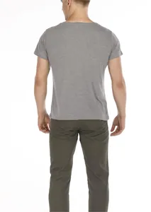 Vista posteriore di una t-shirt grigia a maniche corte da uomo di alta qualità.