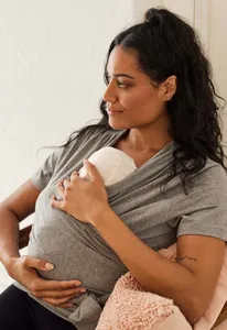 Détail d'un haut d'allaitement kangourou gris avec bébé bien enveloppé sur la poitrine
