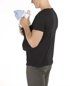 Vista laterale di una maglietta a marsupio di alta qualità per papà che tiene un bambino