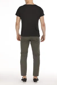 Vista posteriore di un uomo con t-shirt grigio antracite e pantaloni oliva eleganti