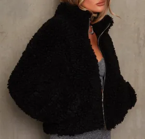 Zoom sur les détails d'une veste en polaire teddy noire confortable pour femmes.
