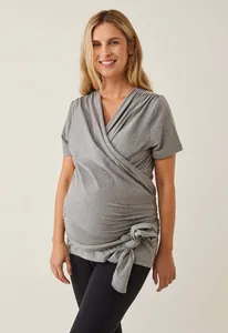 Détail d'un haut d'allaitement gris à manches courtes pour la maternité et le post-partum