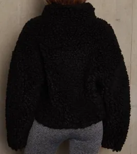 Vue arrière d'une veste courte en polaire sherpa noire pour femme avec texture épaisse