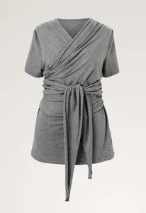 Haut d'allaitement gris à manches courtes avec design cache-cœur et ceinture à nouer