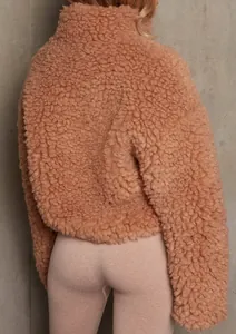 Vue arrière d'une veste courte en polaire sherpa marron clair à texture bouclée.