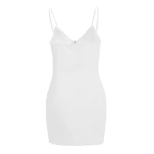 Vista posteriore dettagliata di un abito sottoveste bodycon bianco sexy con cerniera ad anello