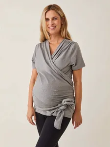 Haut d'allaitement gris élégant avec manches courtes et design cache-cœur pour maman.