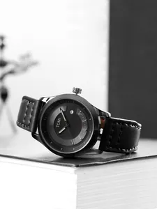 Detailansicht der TOMI minimalistischen Armbanduhr mit schwarzem Lederband und Datum