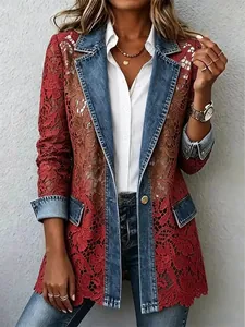 Dettaglio ravvicinato del risvolto in denim e del patchwork in pizzo rosso del blazer