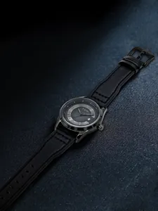 Detailansicht der TOMI-Uhr mit schwarzem Lederarmband, minimalistischem Zifferblatt