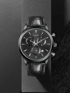 Gros plan de la montre à quartz TOMI pour homme avec bracelet en cuir noir et cadran texturé