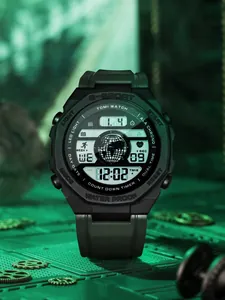 Gros plan d'une montre de sport numérique noire avec rétroéclairage industriel vert