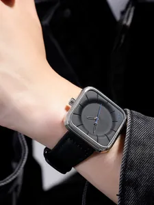 Gros plan d'une montre à quartz carrée minimaliste TOMI avec un bracelet en cuir noir