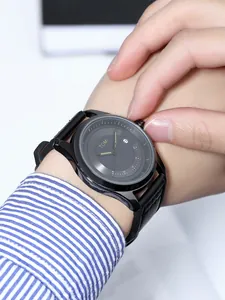 Nahaufnahme des minimalistischen Zifferblatts mit Datumsanzeige und schwarzem Lederband