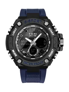 Gros plan d'une montre de sport pour homme avec double affichage analogique-numérique