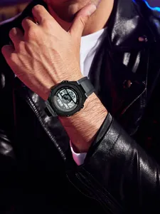Détail d'une montre de sport numérique pour homme avec écran LED sur fond de veste en cuir