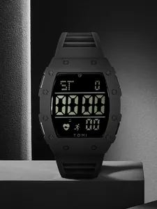 Nahaufnahme der minimalistischen schwarzen TOMI Sportuhr mit großem LED-Segment-Display.