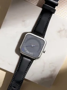 Gros plan détaillé de la montre à quartz carrée minimaliste TOMI avec bracelet en cuir noir