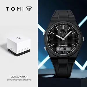 Gros plan professionnel de la montre de sport TOMI à double affichage et de sa boîte blanche