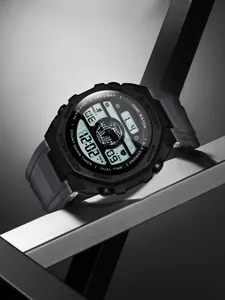 Détail d'une montre de sport numérique noire avec affichage LED sur support métal
