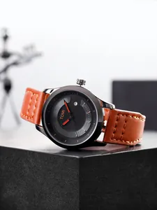 Detailansicht der TOMI Uhr mit braunem Lederarmband und strukturiertem Zifferblatt