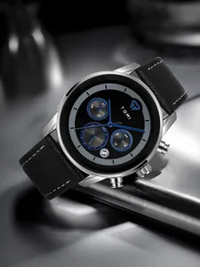 Gros plan sur les aiguilles bleues et les cadrans de la montre à quartz TOMI homme.