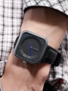 Gros plan d'une montre à quartz carrée minimaliste TOMI avec bracelet en cuir noir mat