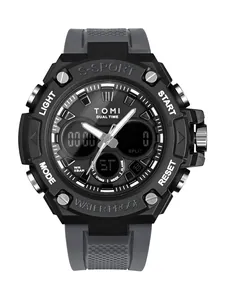 Vue détaillée d'une montre de sport pour hommes avec double affichage et boîtier noir.