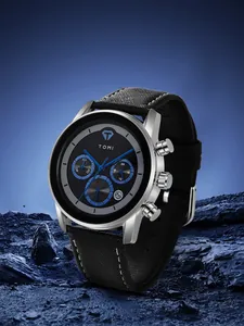 Détail de la montre à quartz pour homme TOMI avec aiguilles bleues et bracelet noir