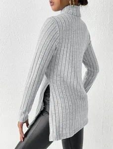 Vue détaillée d'un pull à col roulé gris côtelé avec fente latérale et coupe ajustée