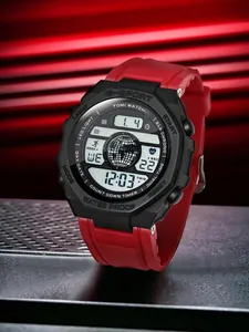Vue macro détaillée d'une montre de sport numérique rouge avec affichage LED et silicone