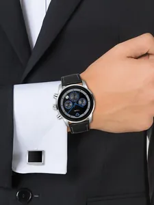 Gros plan sur la montre à quartz TOMI pour homme avec bracelet en cuir noir au poignet