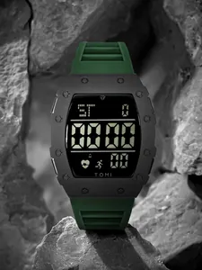 Detailansicht der TOMI Herren Digital-Sportuhr mit grünem Armband auf rauem Fels