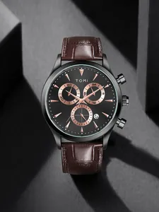 Vue détaillée de la montre homme TOMI avec bracelet cuir marron et cadran noir