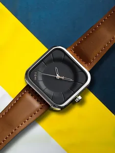 Vue macro de la montre à quartz carrée minimaliste TOMI avec bracelet en cuir brun