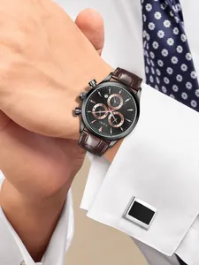 Détail d'une montre à quartz TOMI pour homme avec un bracelet en cuir marron au poignet