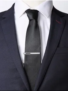 Pince à cravate argentée pour hommes avec incrustation noire sur cravate noire classique