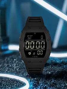 Detaillierte Nahaufnahme der schwarzen TOMI Digital-Sportuhr mit LED-Anzeige und Silikonarmband