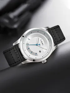 Detailansicht einer minimalistischen TOMI-Uhr mit silbernem Zifferblatt und Leder