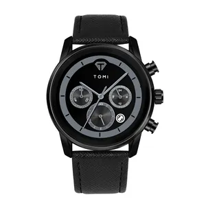 Gros plan de la montre à quartz TOMI pour hommes avec cadran noir et bracelet