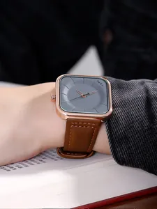 Gros plan de la montre à quartz carrée minimaliste TOMI avec bracelet en cuir marron au poignet