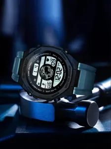 Gros plan d'une montre de sport numérique noire et sarcelle sur un outil en métal.