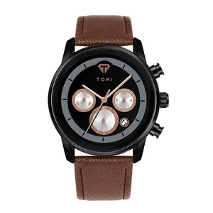 Vue détaillée de la montre à quartz TOMI pour homme avec cadran noir et bracelet brun
