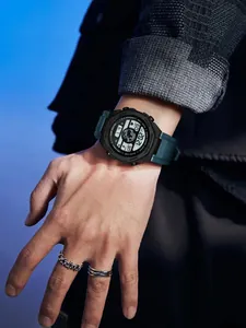 Gros plan d'une montre de sport numérique pour homme avec écran LED et bracelet bleu foncé.