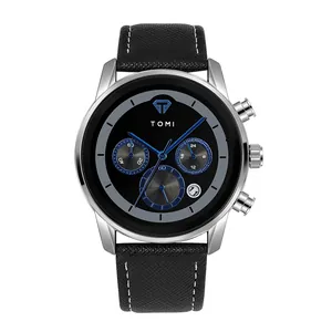 Vue de face de la montre à quartz TOMI pour hommes avec bracelet en cuir noir et aiguilles