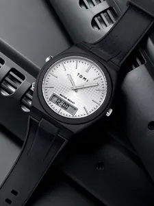 Détail de la montre de sport TOMI pour hommes avec cadran blanc et bracelet noir
