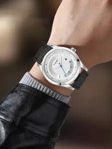 Nahaufnahme der minimalistischen TOMI-Armbanduhr mit schwarzem Lederarmband am Handgelenk