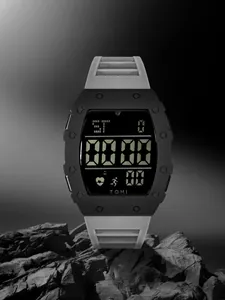 Nahaufnahme der TOMI Digital Sportuhr mit großer LED-Anzeige und grauem Band